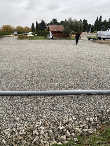 Pose d'un lit de béton concassé et gravillons